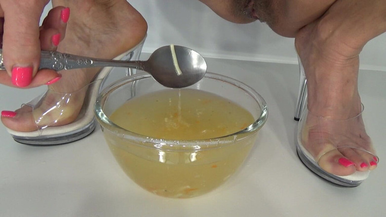 AnnaBUST: Tante Anya Pinkelt in Deine Suppe