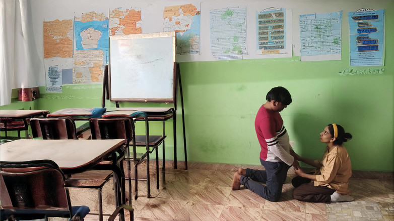 Bobbypranav: Pasangan desi kolej kampung berkongkek dalam bilik darjah
