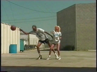 Hot and Wet: Blonďatá děvka saje a šuká obrovského černého ptáka na střeše