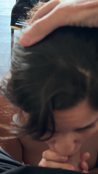 Un couple s’excite en regardant un autre - une latina brune épargne un certain temps pour une pipe baveuse en POV