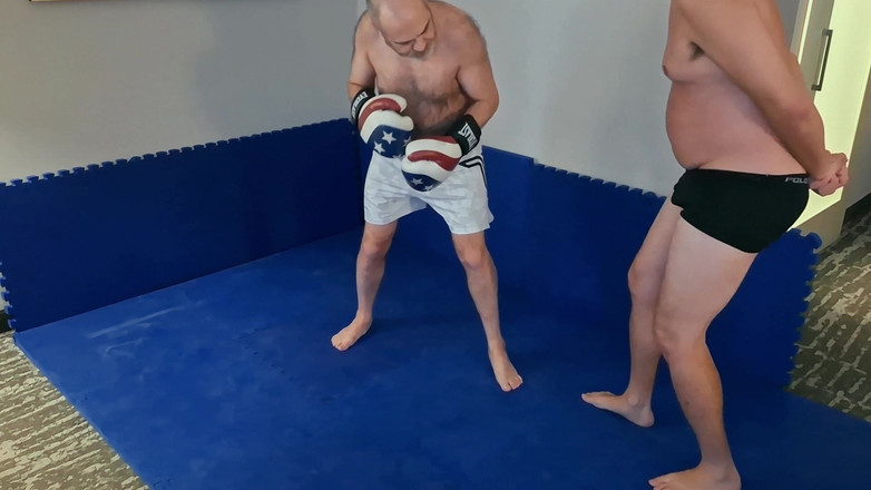Combat and fetish: Provocare de box într-o cameră de hotel - Ursulețul mic versus Jobber