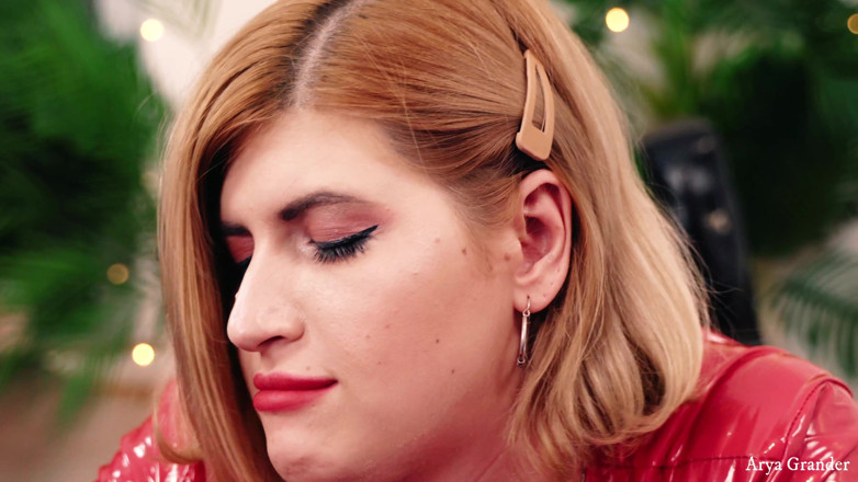 Arya Grander: Giganta fetiche femdom en primer plano
