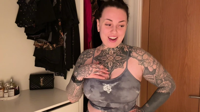 Miss Valentina: Worship My Muscles