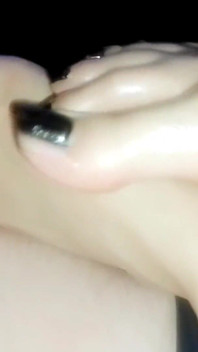 ¡masturbación Erótica Con Esmalte De Uñas Negro!