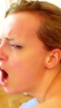 Blonďatá hubená teenagerka nechá nevlastního otce šukat, když je nevlastní matka pryč