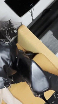 Intensive Stiefelreinigung der schmutzigen Straßensohlen und Anbetung der langen Stiefel-Lady Victoria Valente