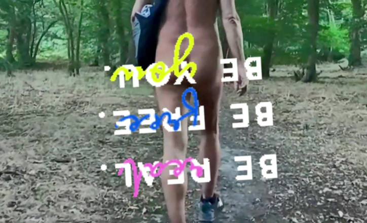 MaleModel: La țară mergând goală