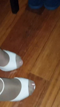 Dani_leg en pantimedias bronceados y tacones altos blancos