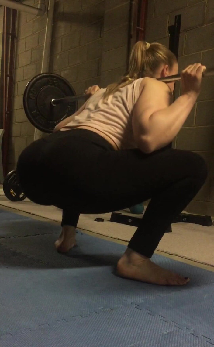 Michellexm: 穿着紧身裤的屁股锻炼