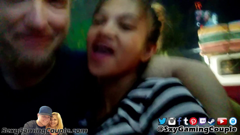 SexyGamingCouple: Asiatiska blinkande n mjölkar bröst utomhus