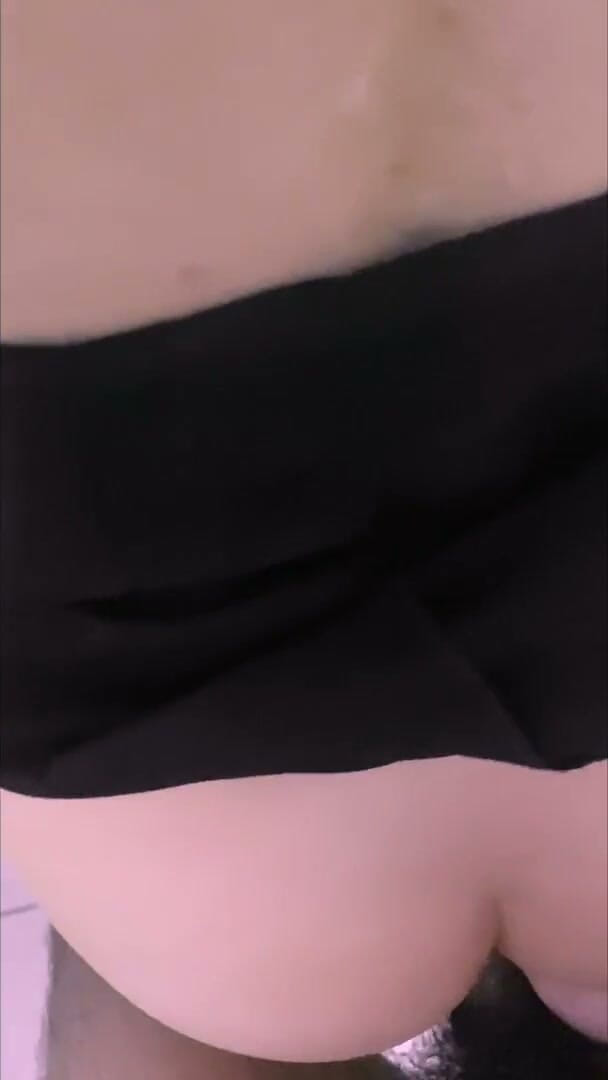 Hashini Hirunika: 화장실에서 여친과 섹스