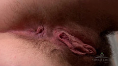 ATK Hairy: Beryl moisturizer kaki, lubang, toket, dan memeknya yang berbulu lagi...