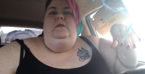 Kitty Delgato: 汽车抽烟和打屁股，肚子隆隆，甚至放屁