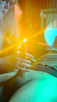 Si Dia Memberikan Handjob Rahsia Semasa Pertunjukan Dan Beritahu