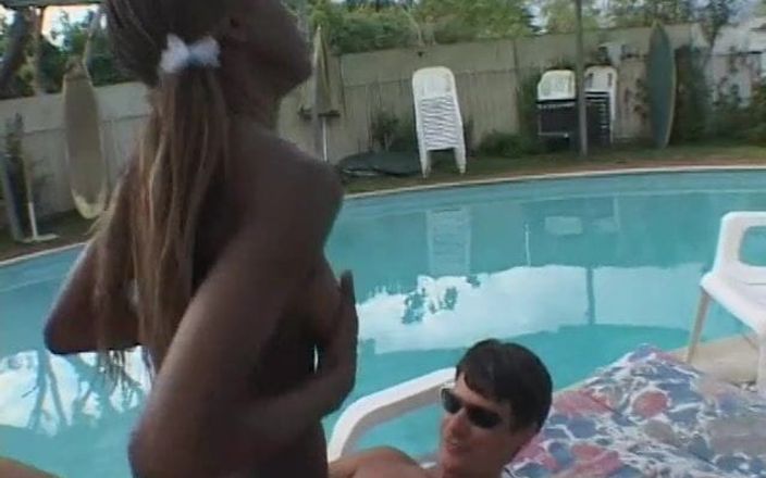 First Black Sexperience: Gagica neagră călărește o pulă albă tare lângă piscină