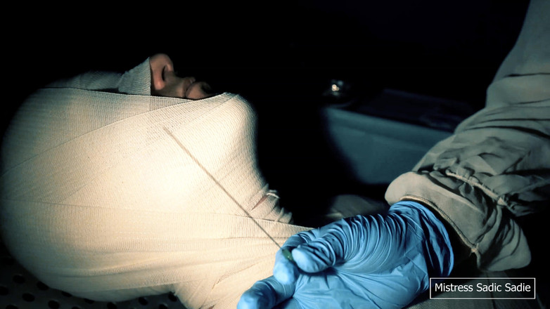 Sadic Sadie: Lékařská hra s mumifikací, jehlami, CBT a elektro hrou.