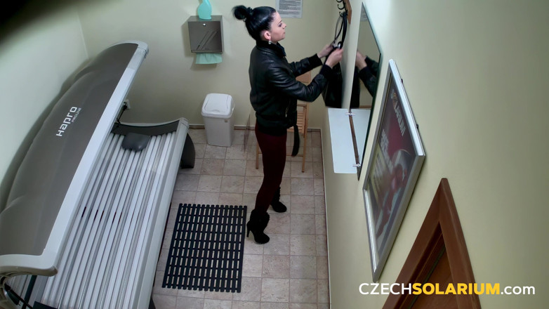 Czech Solarium: चेक सोलारियम 126: कामुक बेब सोलारियम में हस्तमैथुन करती है और शो करती है