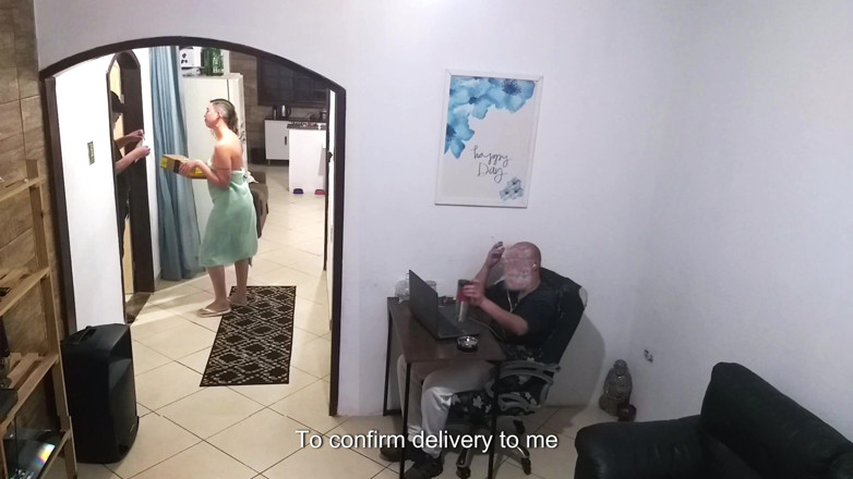 Gabi SweetCouplesStories: Mientras el esposo trabaja, la esposa en una toalla saluda...