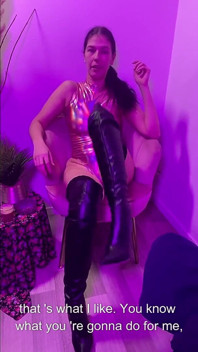 Regina Coquette - Sclava Mea Are Grijă De Picioarele Mele Frumoase