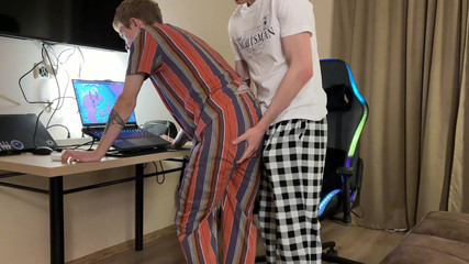 Ethan Lestray: Adamın dikkatini oyundan dağıttı, ikize götünü yaladı, sıkı göt deliğini...