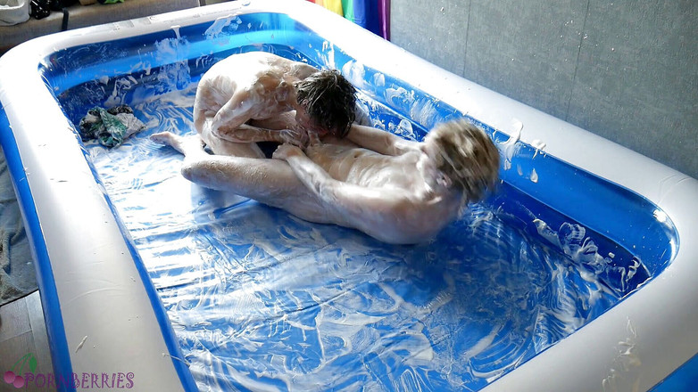 Ethan Alex: Піна боротьба і анальний секс без презерватива в басейні!