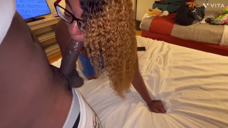 Fijii pornbox: 戴眼镜的书女孩在继母洗澡书虫时需要大黑