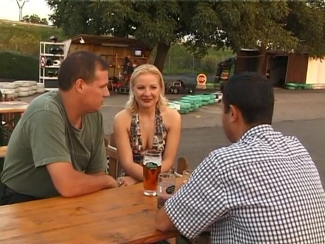 Lucky Cooch: Awek blonde seksi berseronok di luar rumah di laluan karting