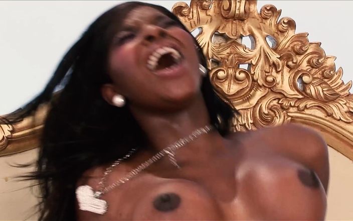 BestPorn85: Jasmine lau fa sesso interrazziale il giorno del suo matrimonio...