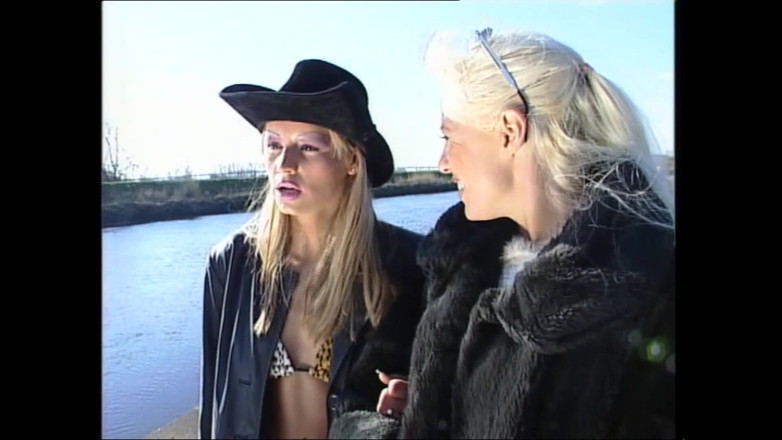 MMV films - The Original: Puszczalska berlinska dziewczyna i milf cieszą się twardym czarnym kutasem
