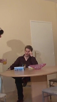 Cougar macecha svádí mladého přítele svého nevlastního syna