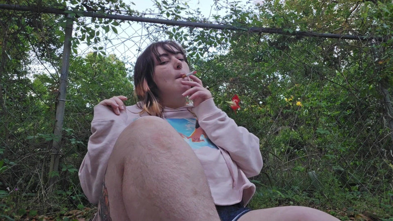 Mushroombitchx: Sigara içiyor ve komşularımı azdırıyor