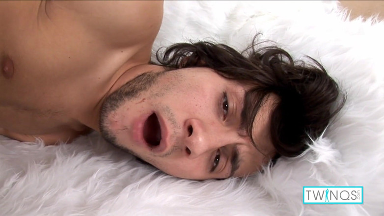 Twin Qs: Nadržený masturbátor Cedric šuká svou těsnou díru robertkem!
