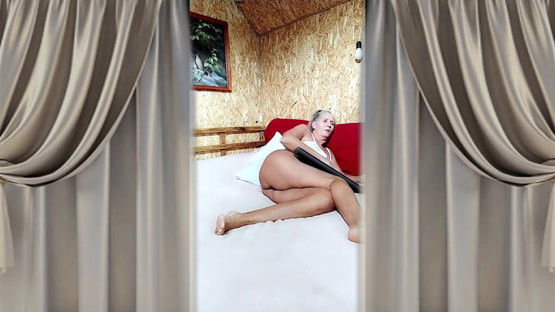 Lukerya: Sexy žena v domácnosti Lukerya. Velký zadek na velké posteli.