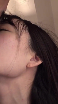 C’est une beauté à la peau claire avec de gros nichons ! -yui-py