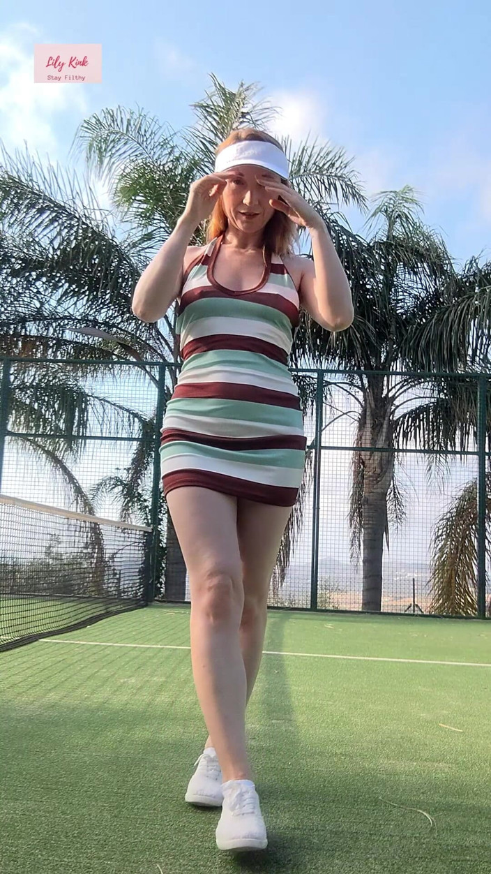 Lily kink: POV sprostě mluvící obličej sedí milf děvka tenisového kurtu