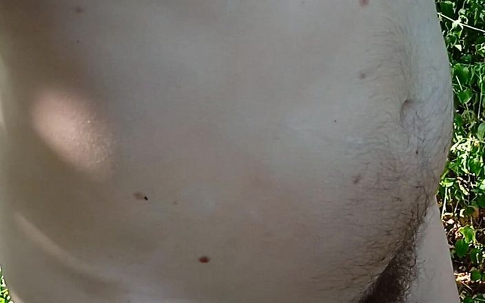 Deepthroat260: Nackter junge geht im wald