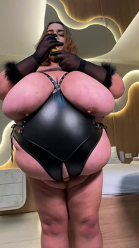 Tetona Angel grandota con coño afeitado puño y lleno de bolas
