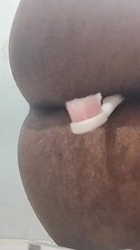 Colocando escova no meu cu e masturbando pau em pleno humor