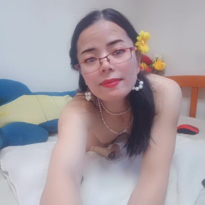 sweethanajapanese: Hana in abito nero oggi ha un culo sexy