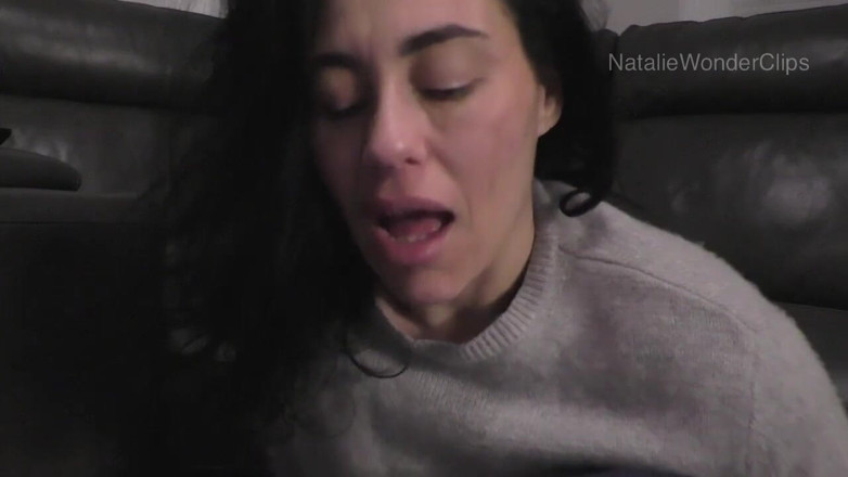 Natalie Wonder: 在羊绒毯子下 - 继父打鼾，而你把灿烂的笑容放在继母的脸上