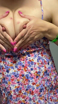 Updress provocando com peitos naturais sensuais e buceta peluda