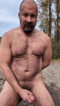 Traite d’une éjac sur une plage dans les bois