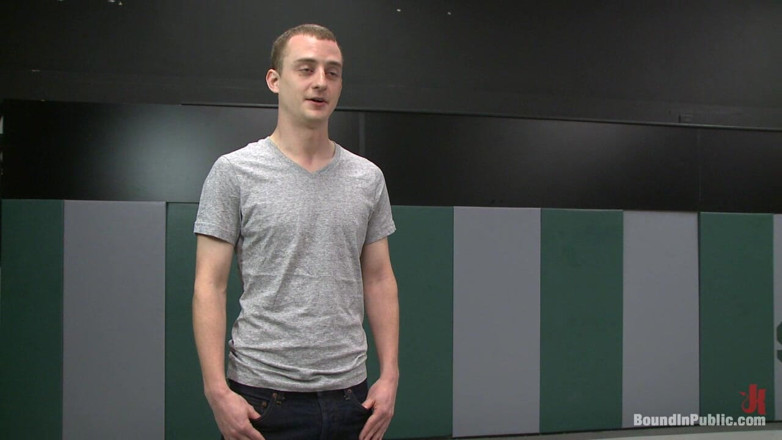 Bound in public: Holden Phillips vuole essere usato e umiliato all'estremo