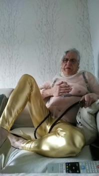 Děvka v legínách s bičem
