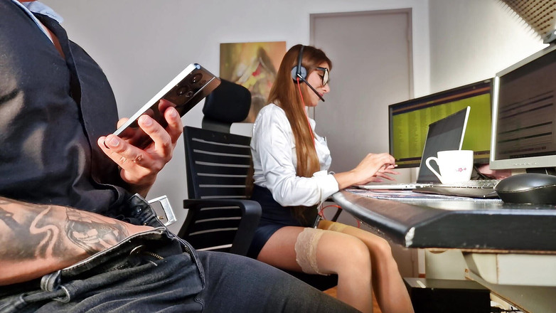 Winter_steph: Ogromny spust! Mój szef przyłapał mnie na masturbacji. Włożyła mojego...