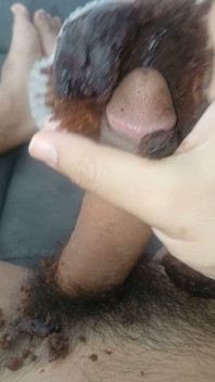 Um canudo delicioso com um mofin de chocolate.