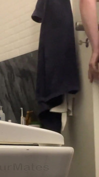 Băiat amator heterosexual în pantaloni scurți de blugi cu coaie mari agățate prins pișându-se cu mâinile libere