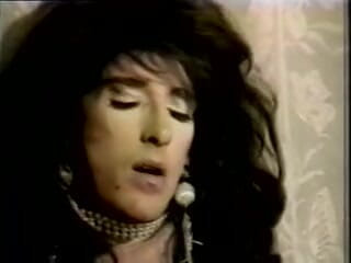 Shemales Tales: Ragazzo cornea viene riempito con un cazzo trans in bocca...