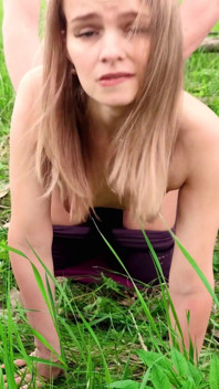 Wifebucket Amateurs - o zână frumoasă de pădure este futută tare împotriva unui copac