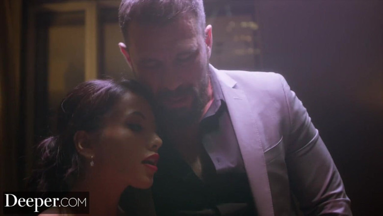 Deeper: Hlubší. Adriana je spoutaná a musí se dívat